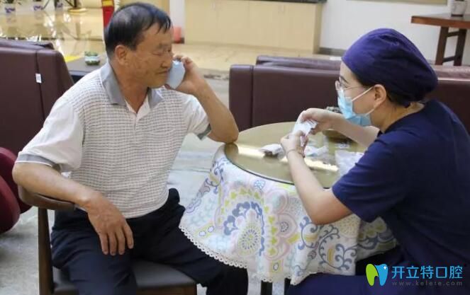 好佰年口腔護(hù)士在給葉叔叔交代種植牙術(shù)后注意事項(xiàng)