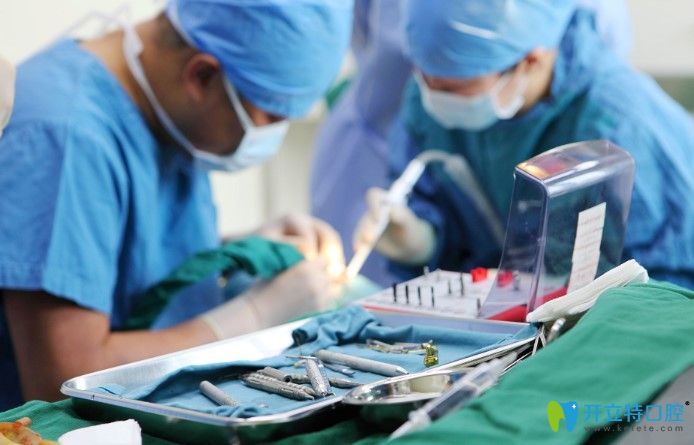 海德堡聯(lián)合口腔種植牙醫(yī)生吳華庭手術中照片