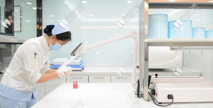 護(hù)士在為器械消毒