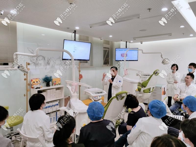 張棟梁組織醫(yī)生進(jìn)行正畸談?wù)摃?huì) 張棟梁組織醫(yī)生進(jìn)行正畸談?wù)摃?huì)